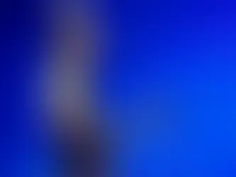 marisa monte segurando uma guitarra e cantando