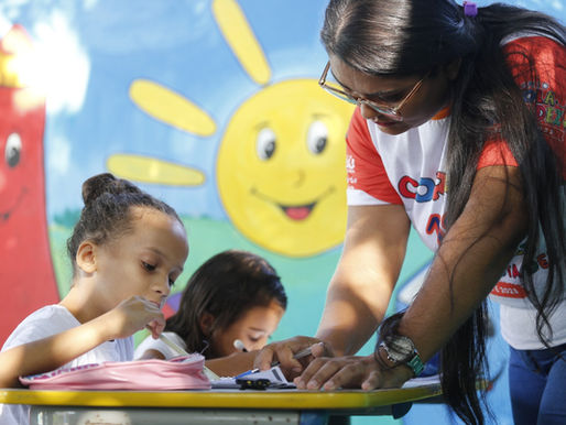 professora alfabetizando criança no estado do ceará