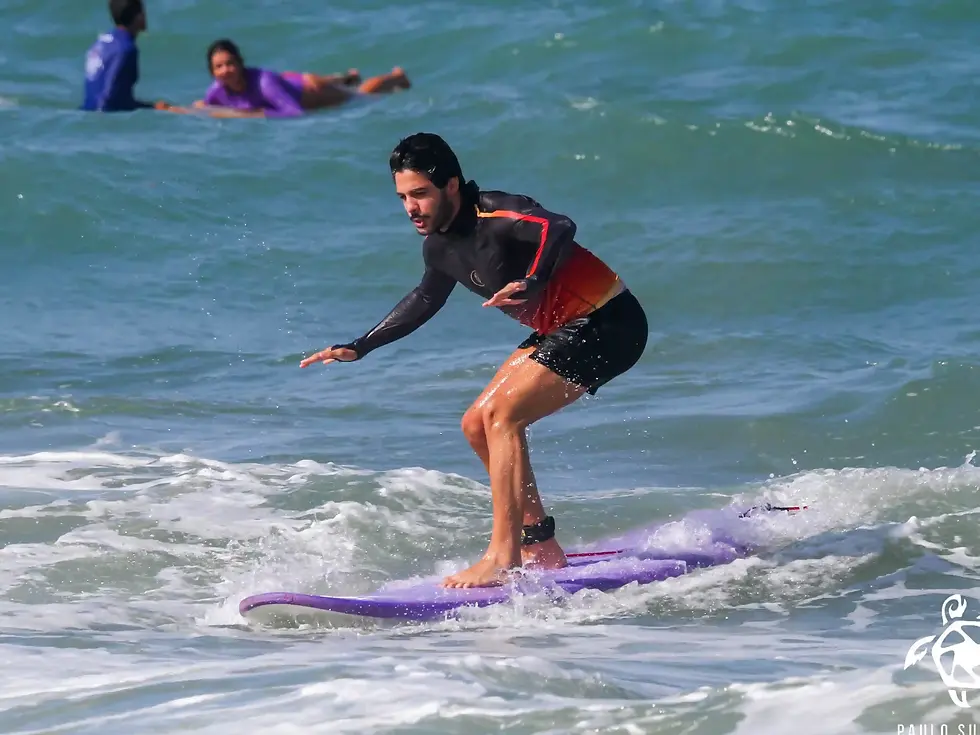 Nicollas Calino aprendendo a surfar na Praia da Leste, em Fortaleza