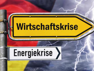 Deutschlandflagge, Gewitter im Hintergrund, Pfeil mit Wirtschaftskrises / Energiekrise im Vordergrund