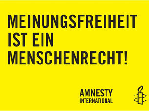 gelbes Plakat von Amnesty international mit der Aufschrift:" Meinungsfreiheit ist ein Menschenrecht"