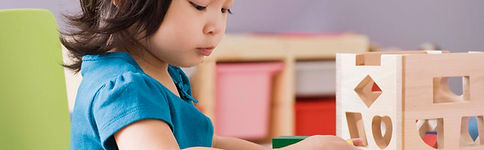 Criança brincando com blocos