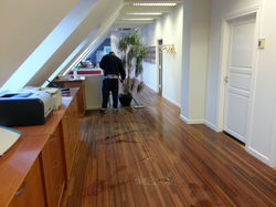 Vores medarbejder er igang med gulvbehandling