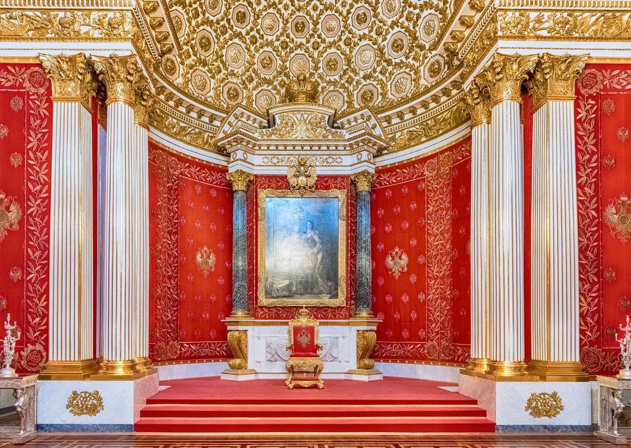 Классический красный интерьер с колоннами