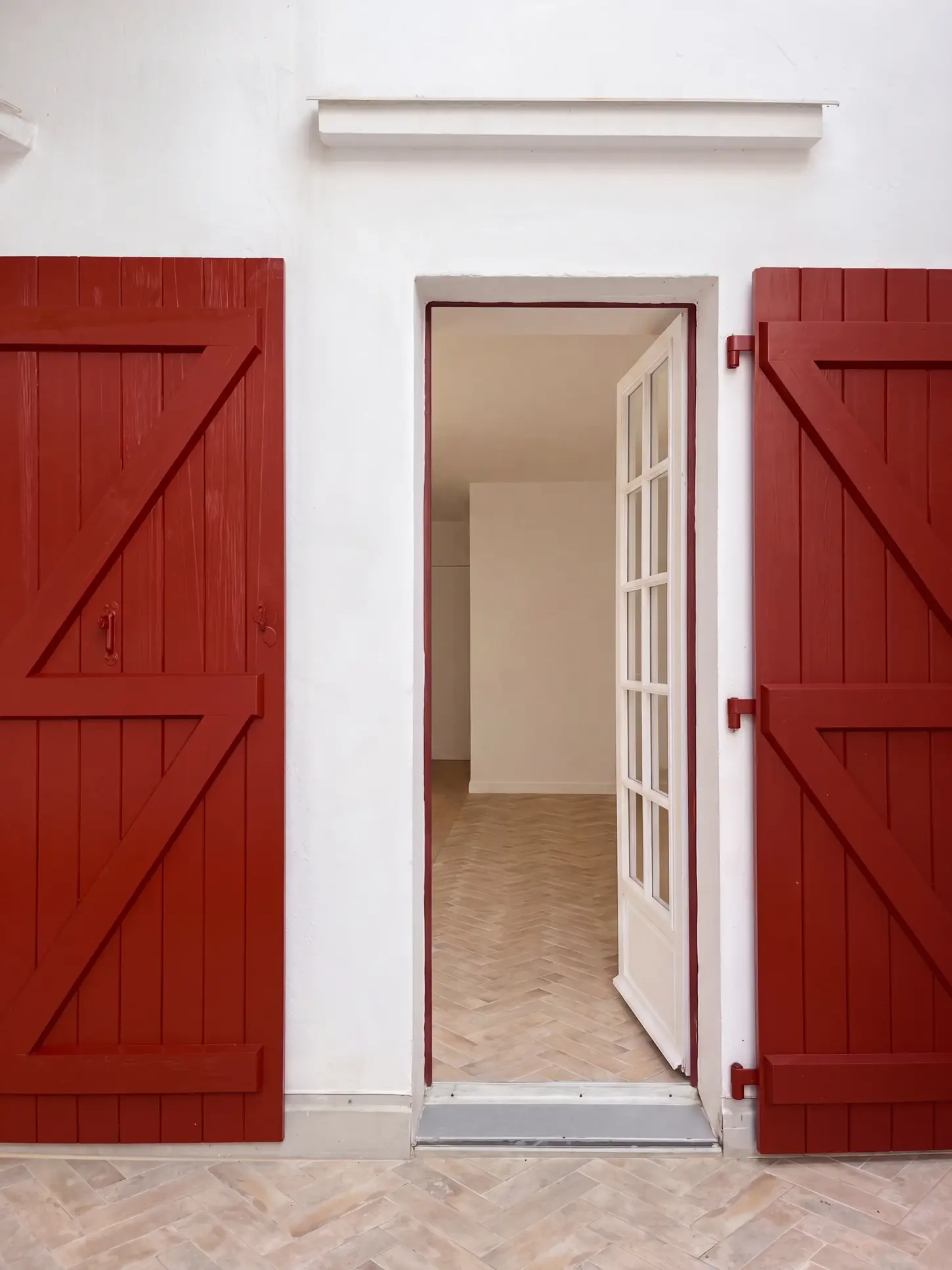 Façade traditionnelle avec volets rouges d'un immeuble à Saint-Jean-de-Luz