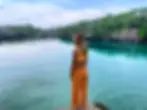 Femme en maillot de bain éco-responsable Crabsurfers devant un lagon à Bali