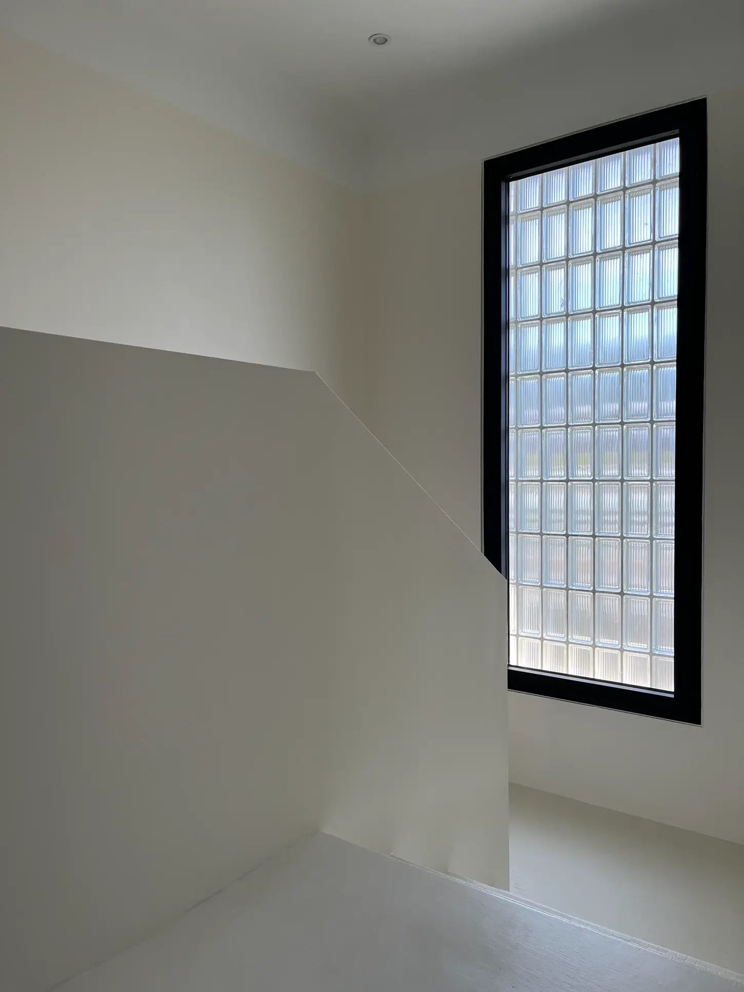 Détail de fenêtre en pavés de verre d'un appartement à Anglet
