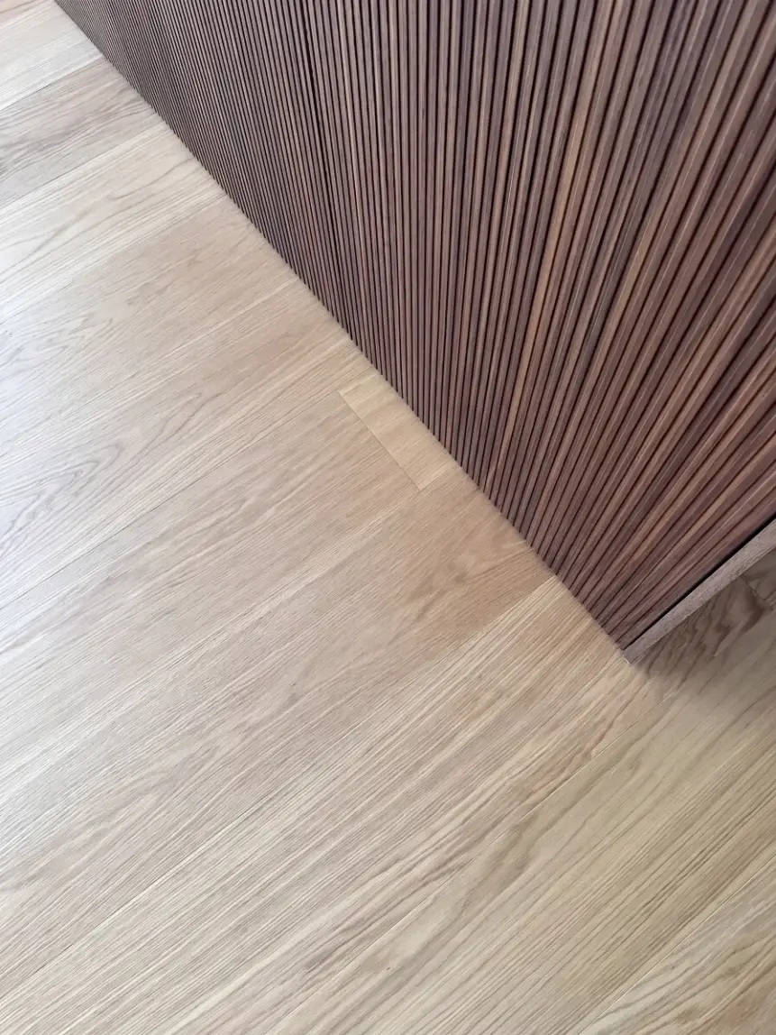 Détail de parquet en chêne clair et menuiserie bois d'une maison à Saint-Martin-de-Seignanx