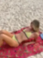 Maillot de bain femme recyclé Crabsurfers sur la plage