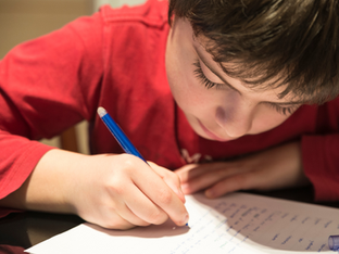 6ème primaire : des mesures pour renforcer les apprentissages de base et accompagner au mieux chaque élève