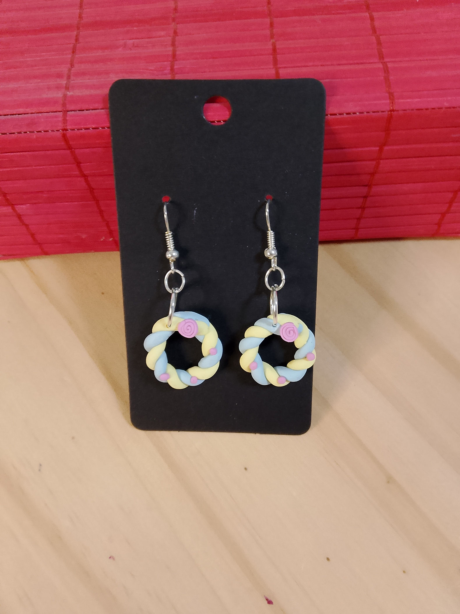 boucles d'oreilles couronne bleue et jaune et petites fleurs roses