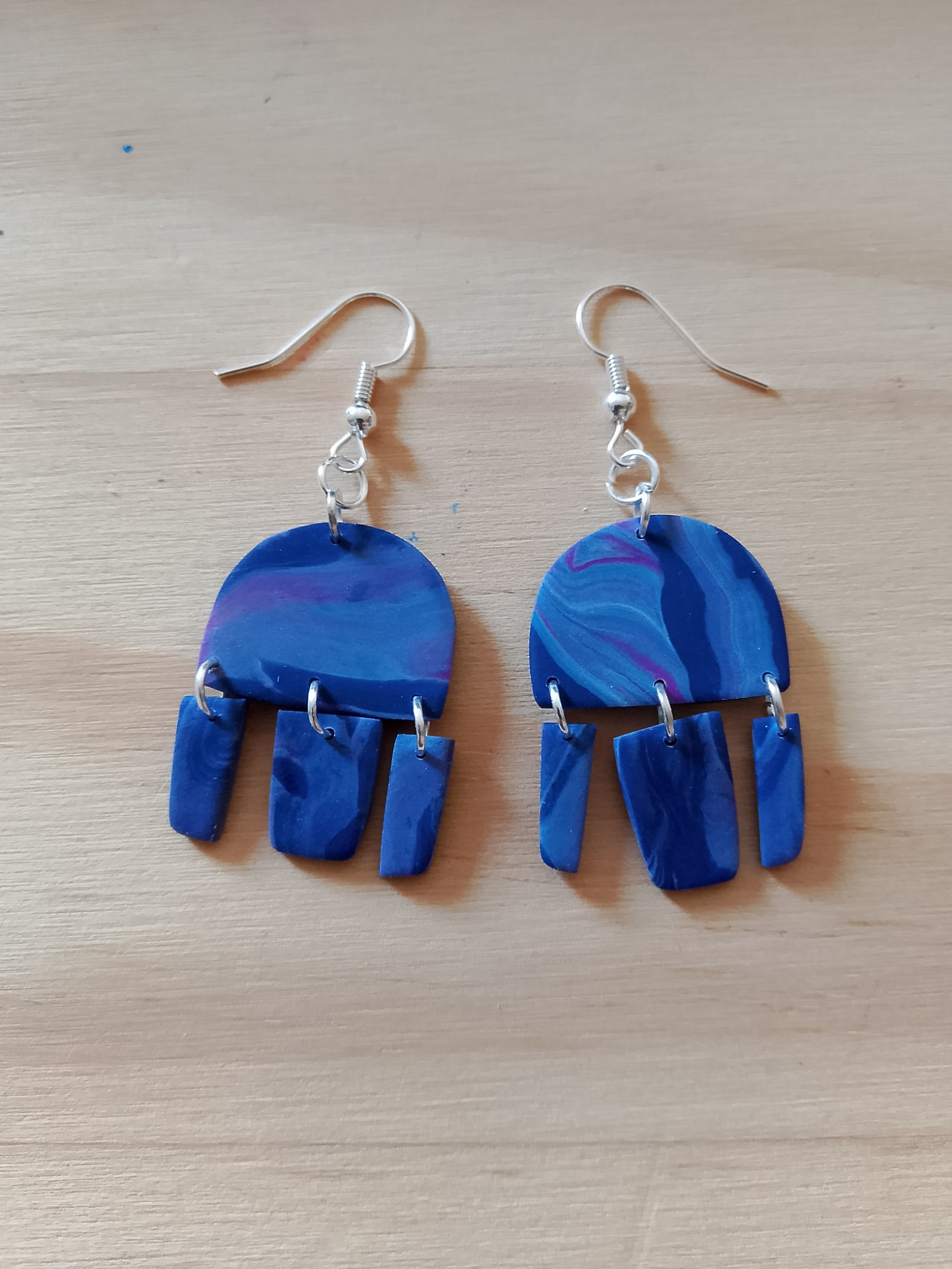 Boucles d'oreille demi-cercle et perles nuances de violet