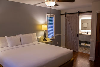 use_LakeHouse King Room Sep 2021 IMG_0400.jpg
