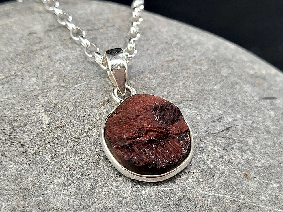 Miniaturbild: Tigerauge rot Rohstein Anhänger in 925er Silber gefasst