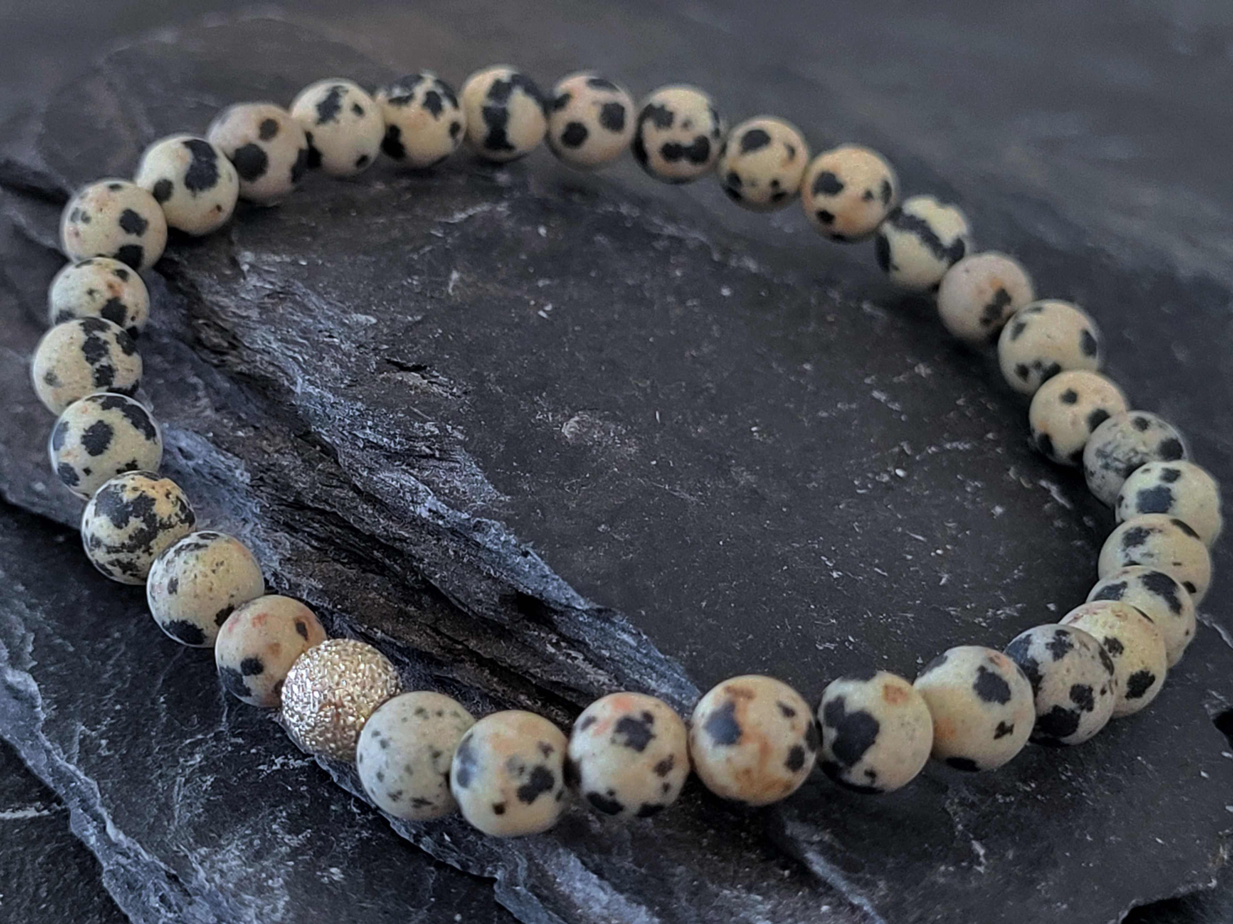 Armband elastisch Dalmatinerjaspis matt mit Silberkugel satiniert