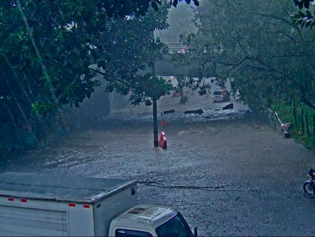 Las lluvias de este lunes colapsaron vías y obligaron la suspensión del servicio de Metrocable