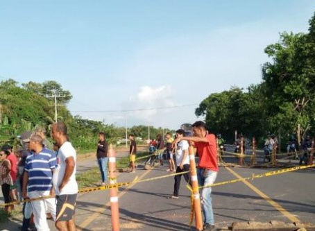 LA Comunidad bloquea la vía Cereté – Lorica, en dicho sector aseguran que el Concesionario Ruta