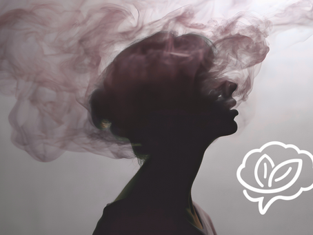 mulher com fumaça na cabeça