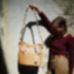 Geflochtene Handtasche aus Weide mit upcycelten Tetrapack-Henkel