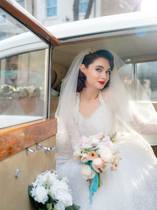 A bride gets out of the car 