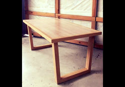 タモの無垢材テーブル