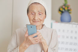 電話をかける高齢者