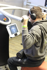 Mann trainiert am eGym Latzug im Trainingszentrum Stark