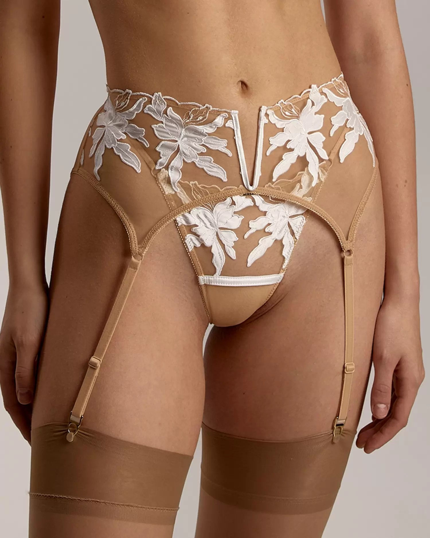 Ajour Passage Suspender in White/Beige