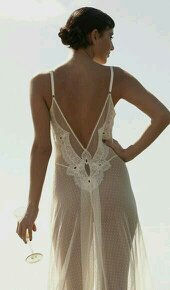Miniatura: Shell Belle Seduce Me Gown in Ivory