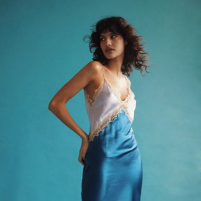 Woman wearing Ginia silk nite in blue.