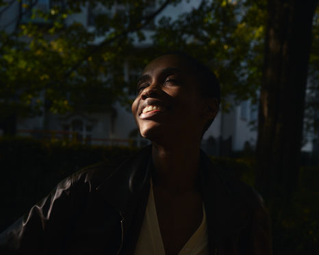 Lifestyle street portrait with warm autumn tones and natural light captured in Hamburg by photographer Félix L. Salazar