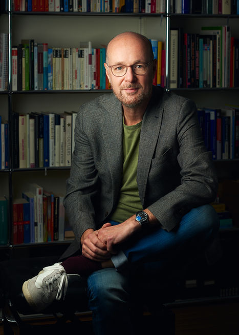 Professionelles Personal-Branding-Portrait eines CEOs oder Experten im Arbeitsumfeld, Portraitfotografie Hamburg