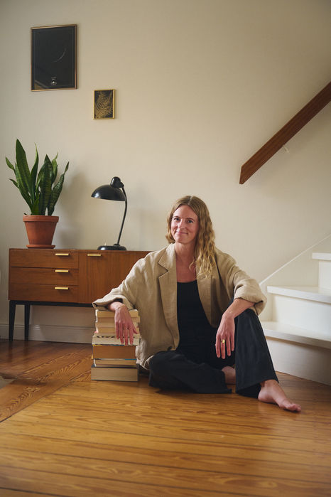 Natürliches Personal-Branding-Portrait einer Senior Editorin im Interior, authentische Portraitfotografie in Hamburg