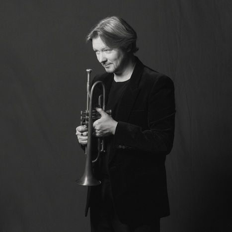 Schwarzweiß-Portrait eines Musikers mit Trompete, künstlerische Personal Branding Fotografie Hamburg