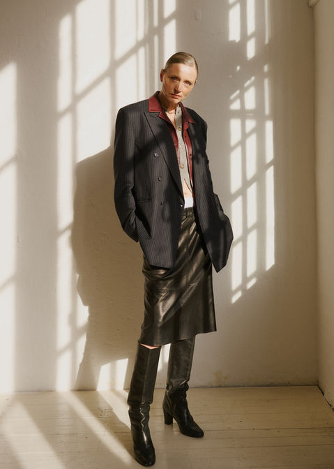 Editorial fashion photography in a minimalist Hamburg studio, with an analog look. Fashion photographer Félix L. Salazar