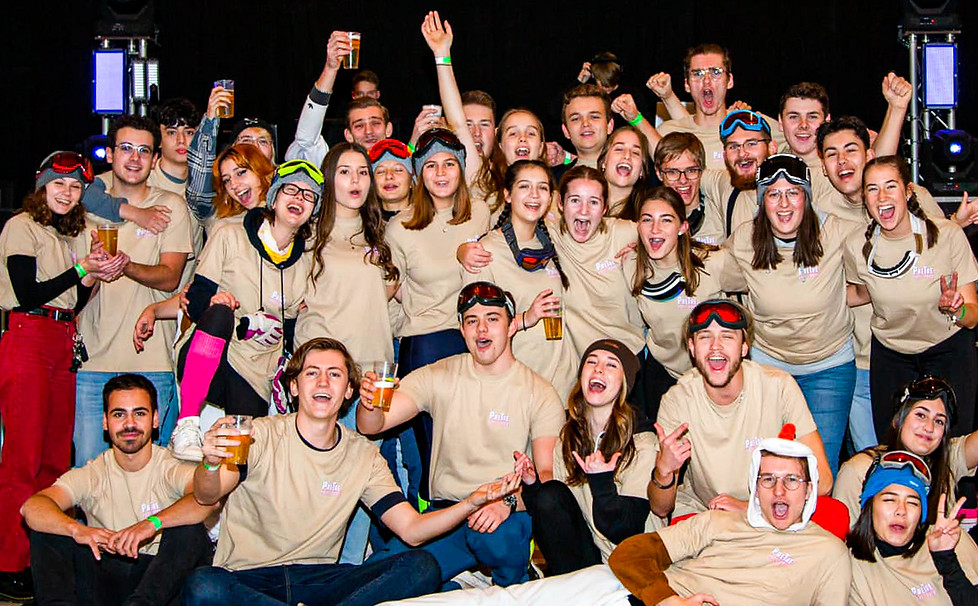 Groupefoto vun den Studenten vun Iechternacher Lycee, LCE, mat personnaliséierten T-shirten mam PreTre Logo