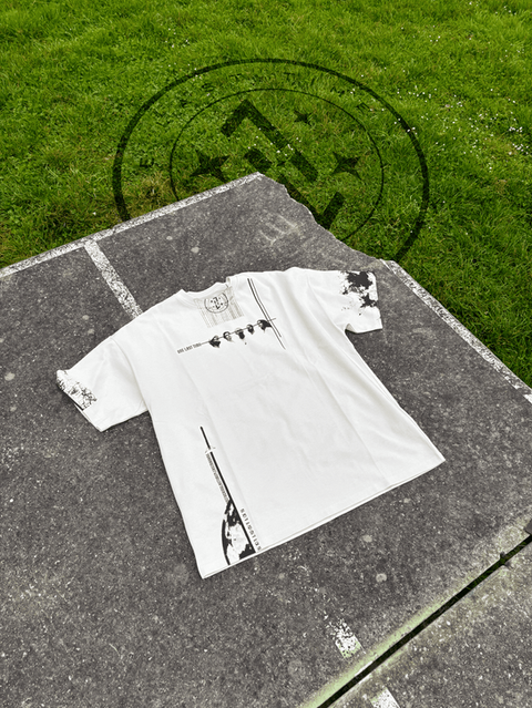 T-shirt blanc sur table de ping-pong, design noir graphique et typographique.