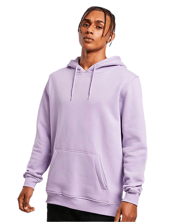 Un homme aux cheveux noirs tressés portant des boucles d’oreilles porte un hoodie violet à capuche avec des cordons violets, les mains le long du corps. Il est également vêtu d’un pantalon noir et se tient devant un fond vert uni.