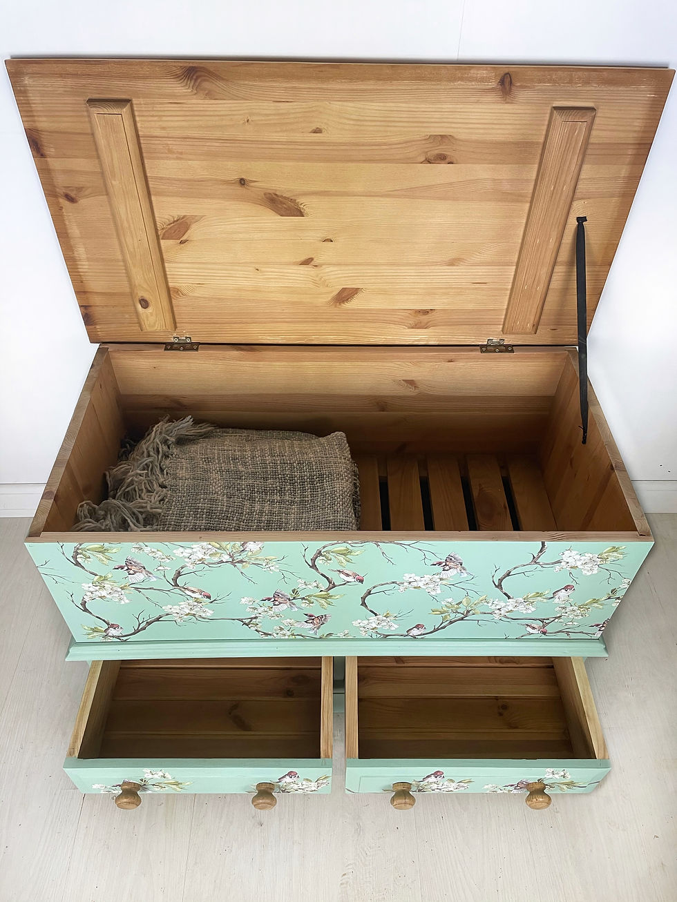 Thumbnail: Blossom Flight Green Blanket Box
