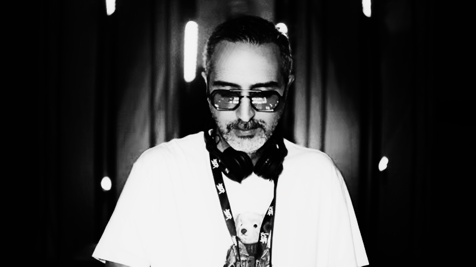 DJ Hefne playing in last blast event