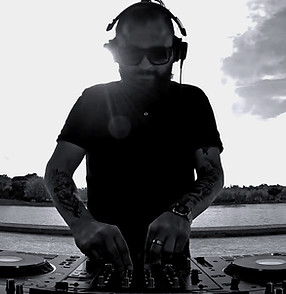 DJ ALE DE MAIO playing in last blast event
