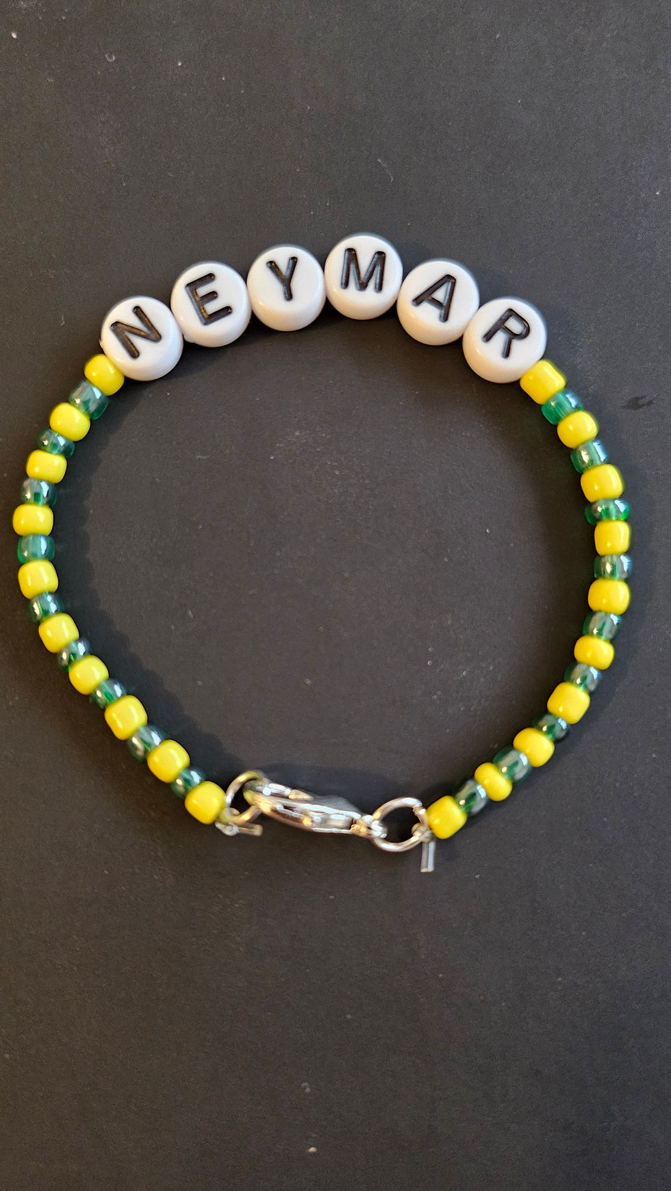 Bracelet coloré avec des perles blanches écrivant Neymar, Kissbijoux.