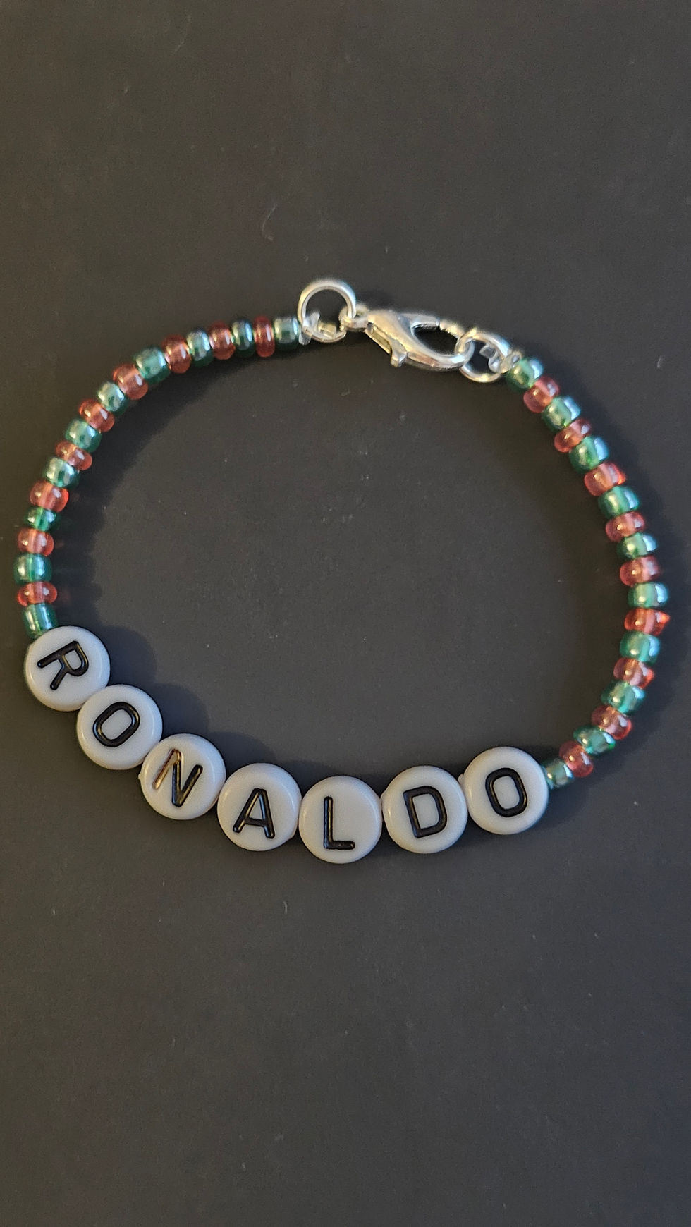 Bracelet au couleur du portugal avec le nom "RONALDO", Kissbijoux, beau design.