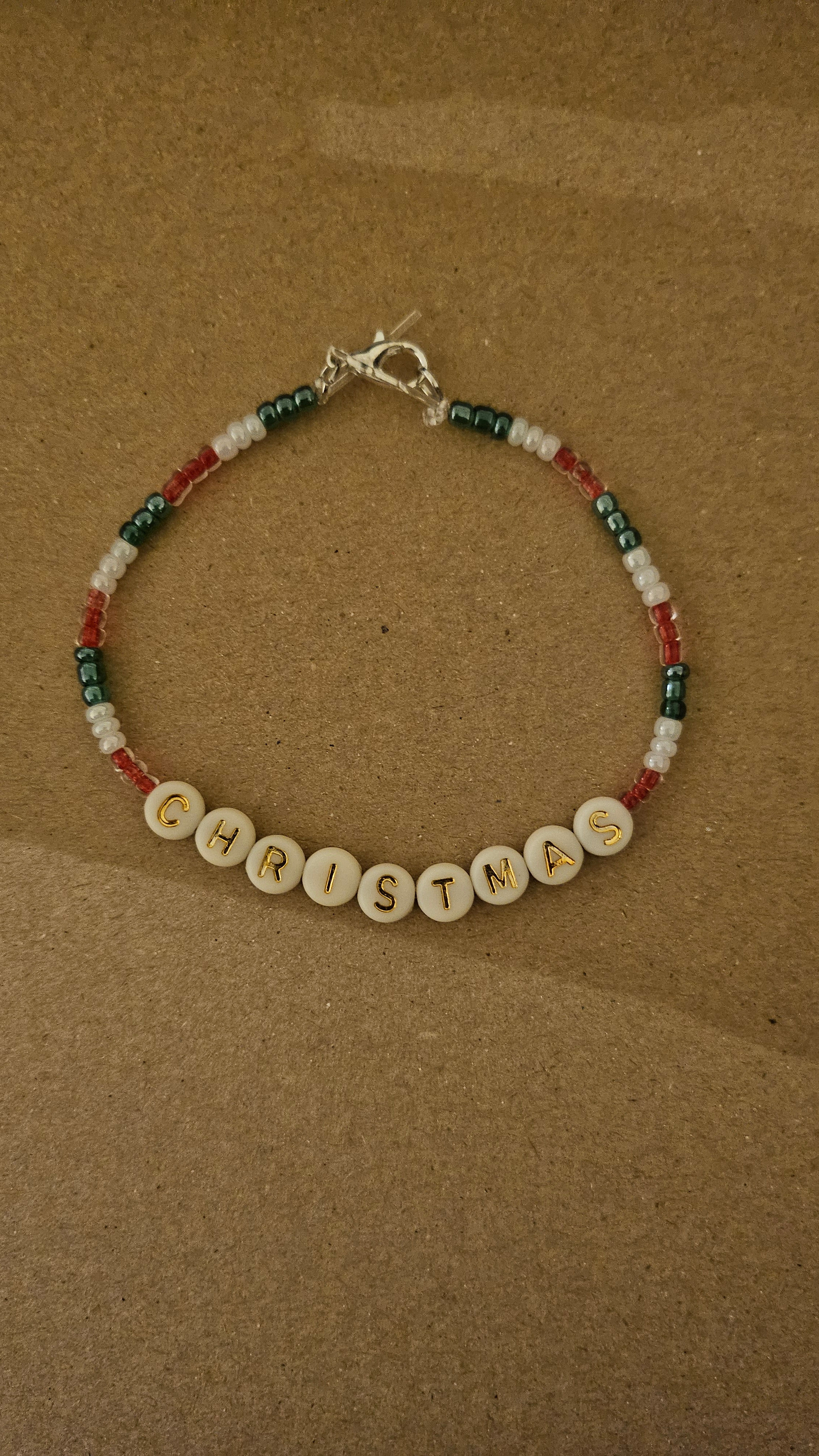 Bracelet coloré avec le mot CHRISTMAS, Classique, sur fond marron, Kissbijoux.