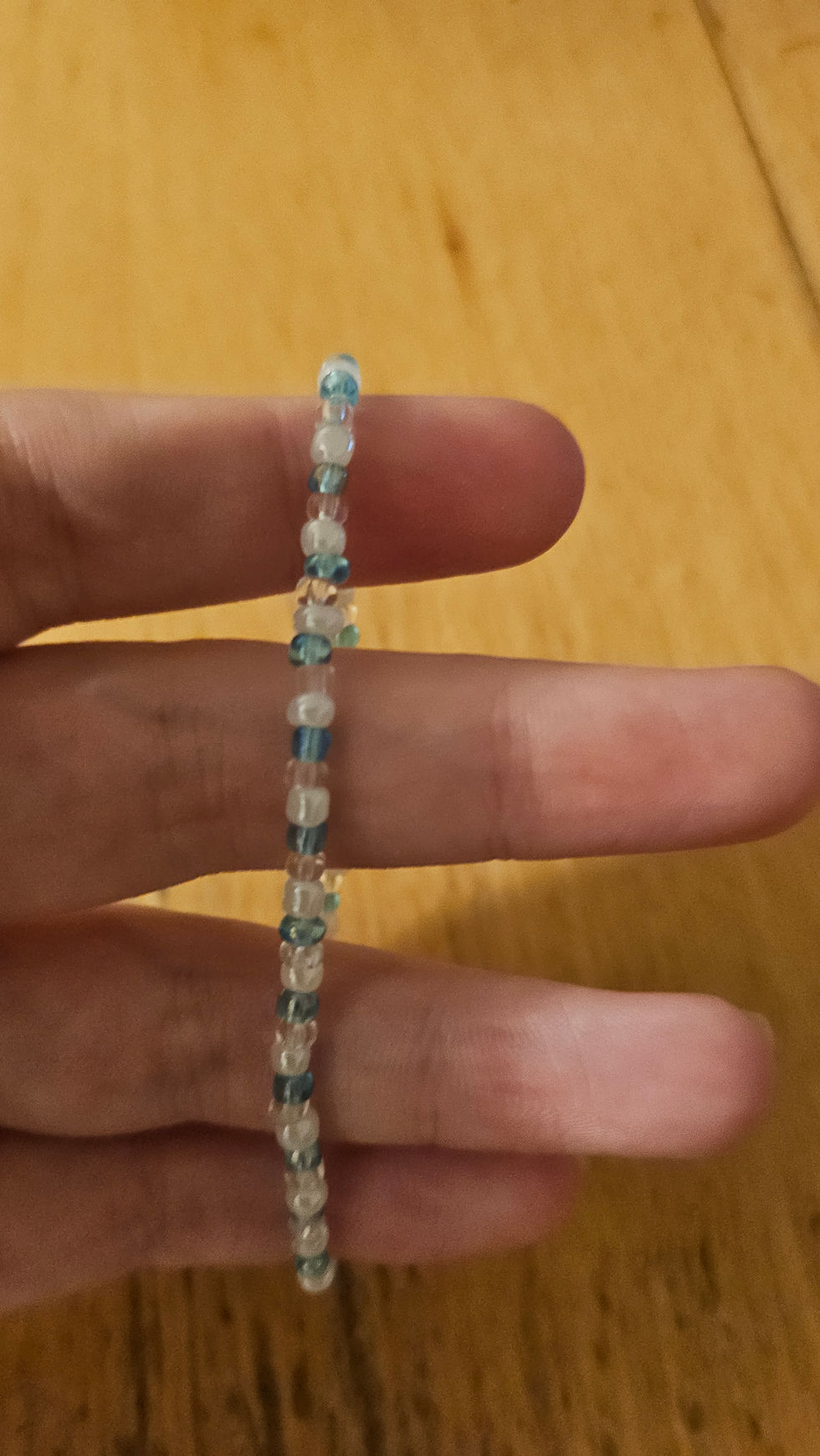 Bracelet de perles bleues et blanches Kissbijoux.