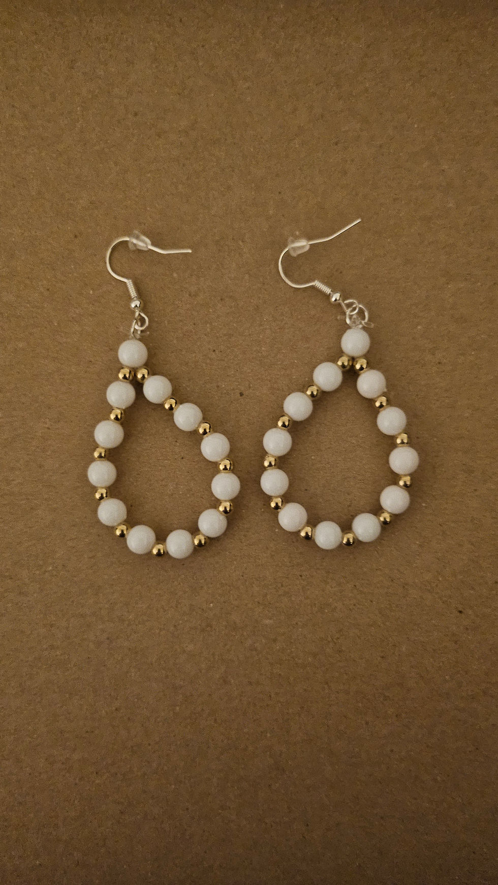 Boucles d'oreilles blanches en forme de goutte d'eau, Kissbijoux, ornées de perles dorées.