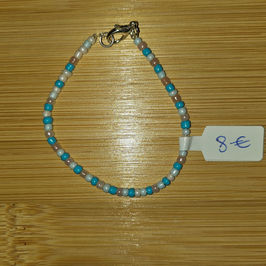 Bracelet perlé turquoise et argent avec étiquette 30€ sur fond bois Kissbijoux