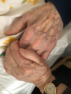 Eine Hand wird von einer anderen Hand gehalten