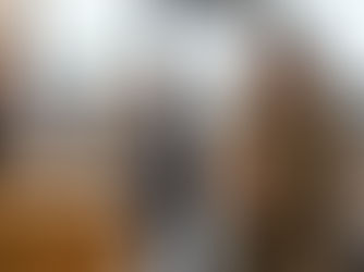 Avaliador de cliente oculto anotando discretamente observações durante uma visita a uma loja