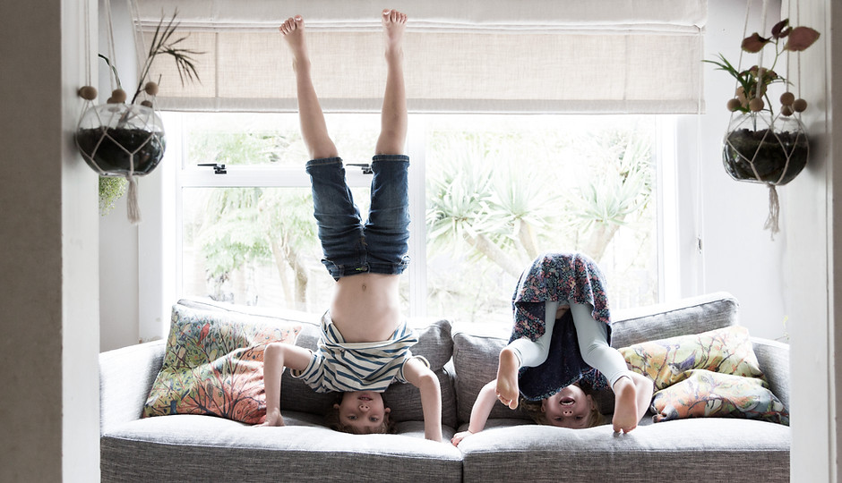 Kinder machen Handstand